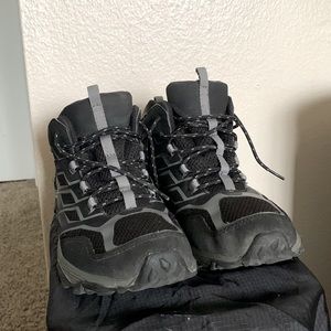 Merrill boys size 6 (but fits 7.5 comfortably) hiking boots, gently used, black.